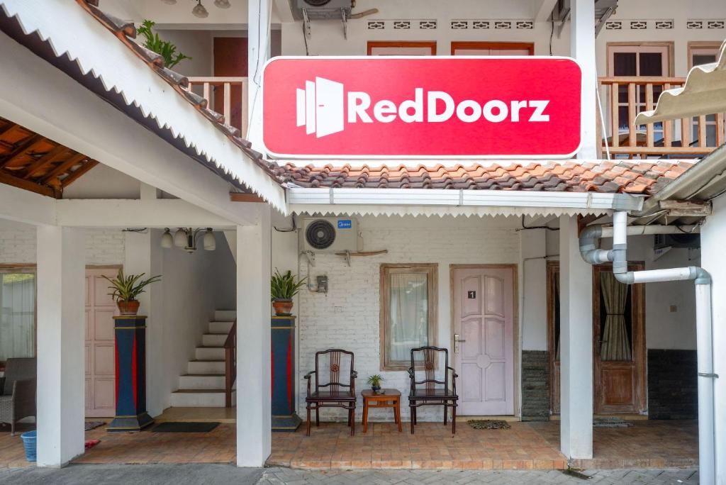 Exteriér nebo vchod ubytování RedDoorz Syariah near Plengkung Gading 2