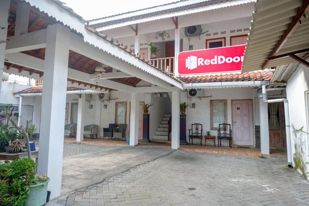 Certifikát, hodnocení, plakát nebo jiný dokument vystavený v ubytování RedDoorz Syariah near Plengkung Gading 2