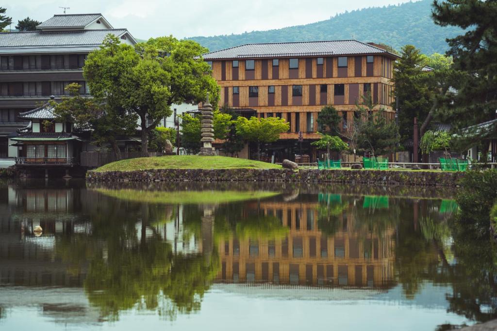 un edificio junto a una masa de agua en SETRE Naramachi セトレ ならまち en Nara