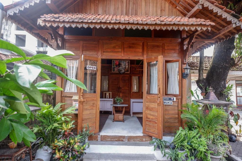 Zahrada ubytování RedDoorz Syariah near Plengkung Gading 2