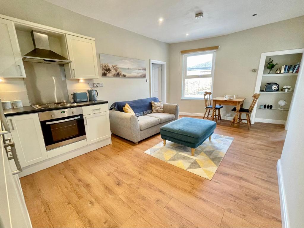 un soggiorno con divano e cucina di Russets Rest a York