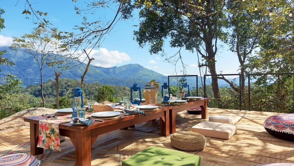 einen Picknicktisch mit Bergblick in der Unterkunft Araliya Villa by Ella Nine Peaks in Ella