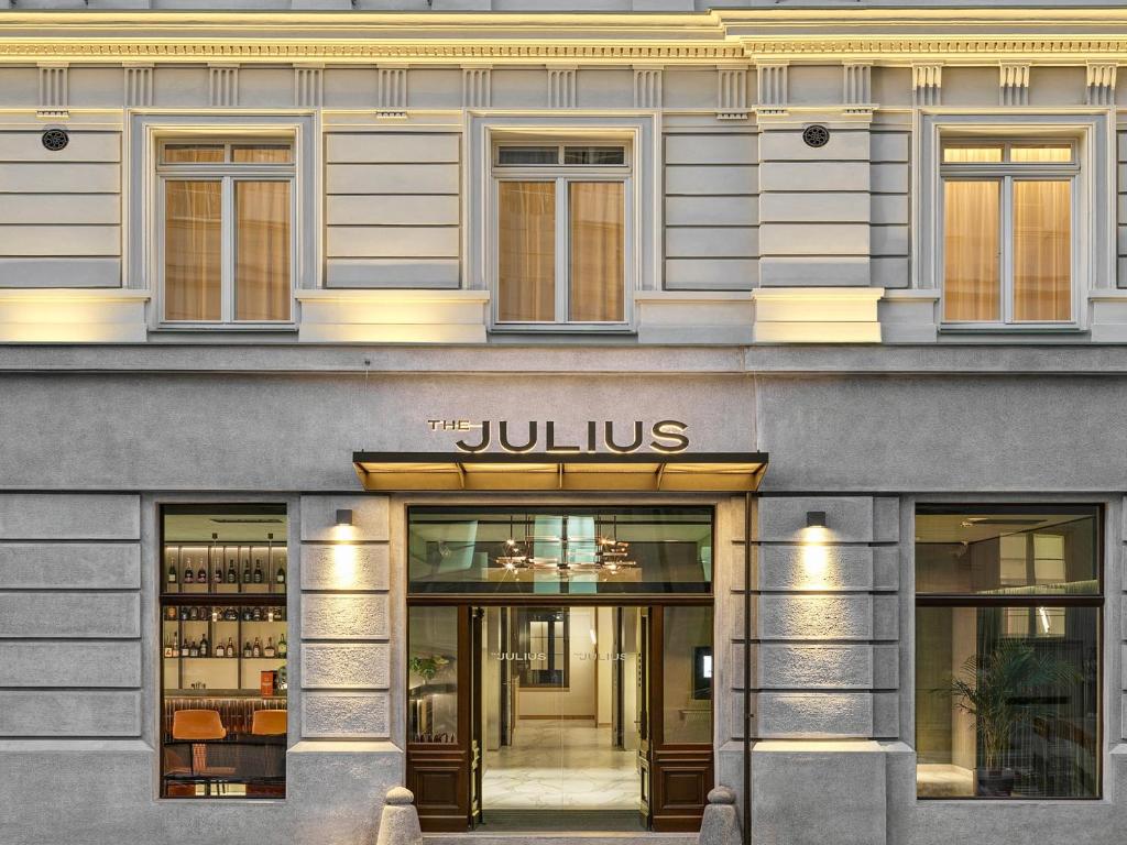 Un edificio con un cartello di julio sopra di The Julius Prague a Praga