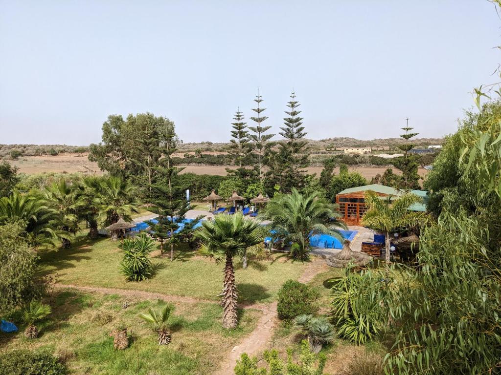 Luftblick auf ein Resort mit Palmen in der Unterkunft Mesdunes in Azemmour