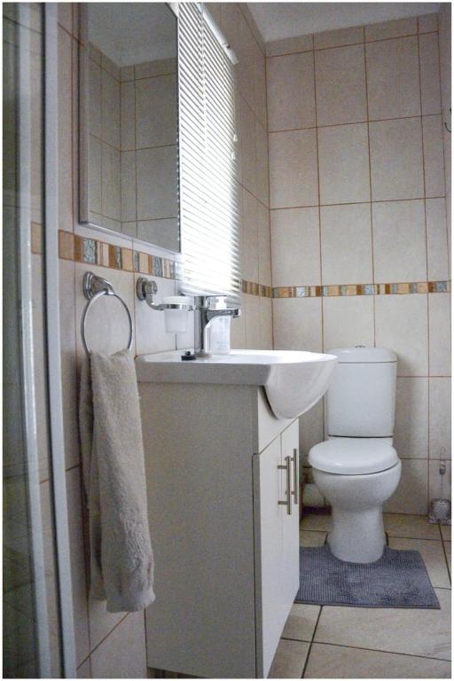 GRACE'S PLACE - Family Room With Shower