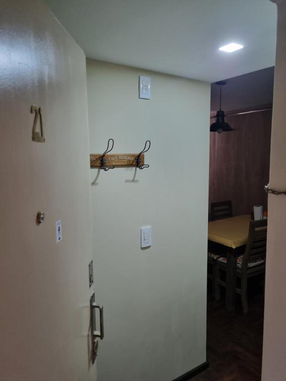 une porte menant à une pièce avec un insecte sur le mur dans l'établissement Cėntrico PARQUE CÍVICO, à Mendoza