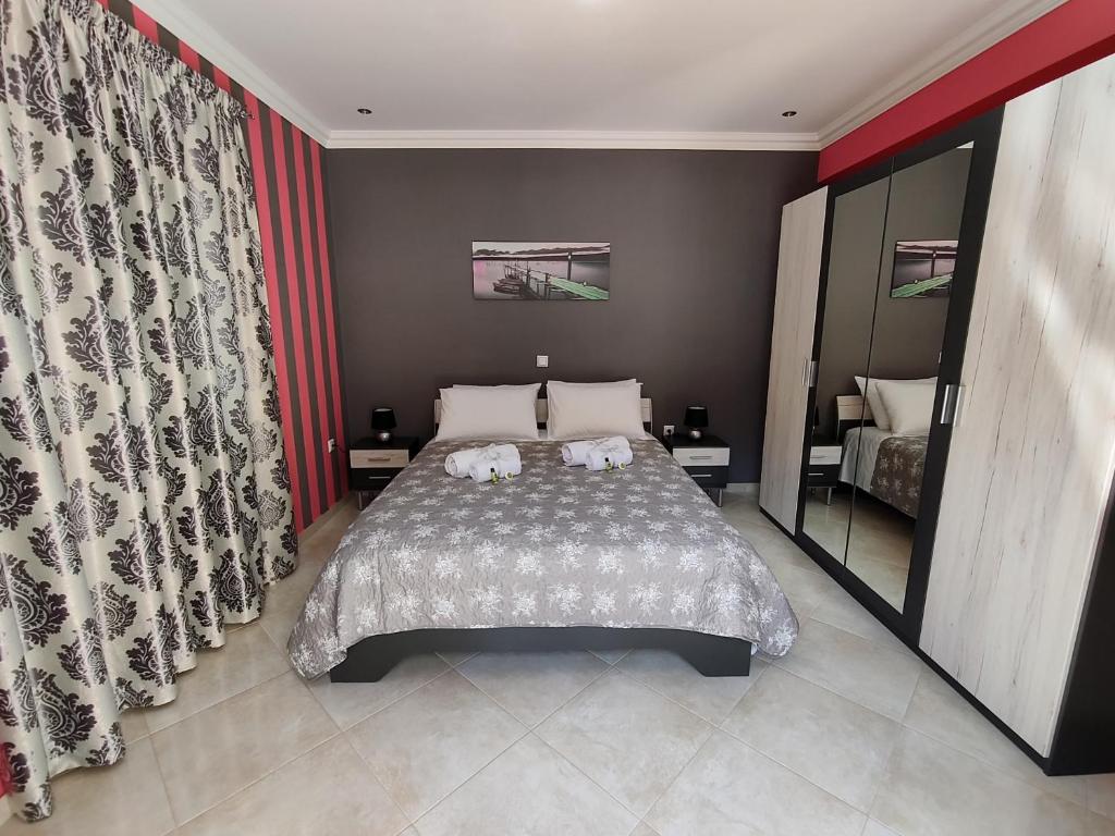 a bedroom with a bed with two towels on it at Silver Pearl Apartment in Potamós