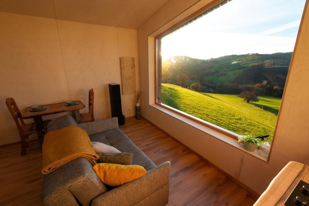 Posezení v ubytování Ein Elsbeer Chalet Mitten in der Natur