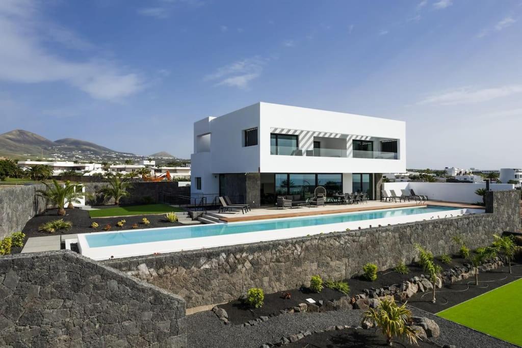 an image of a villa with a swimming pool at BAMANIJA by Buenavilla in Puerto Calero