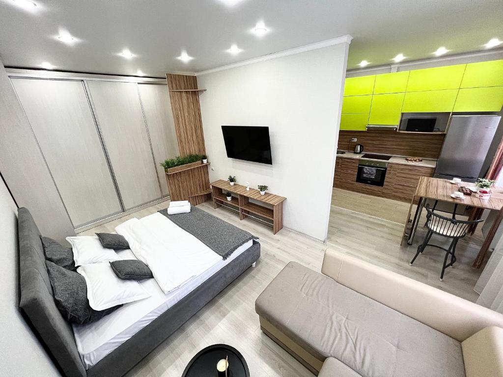 巴甫洛達爾的住宿－Апартаменты в новом ЖК，一间卧室设有一张床和一间客厅。