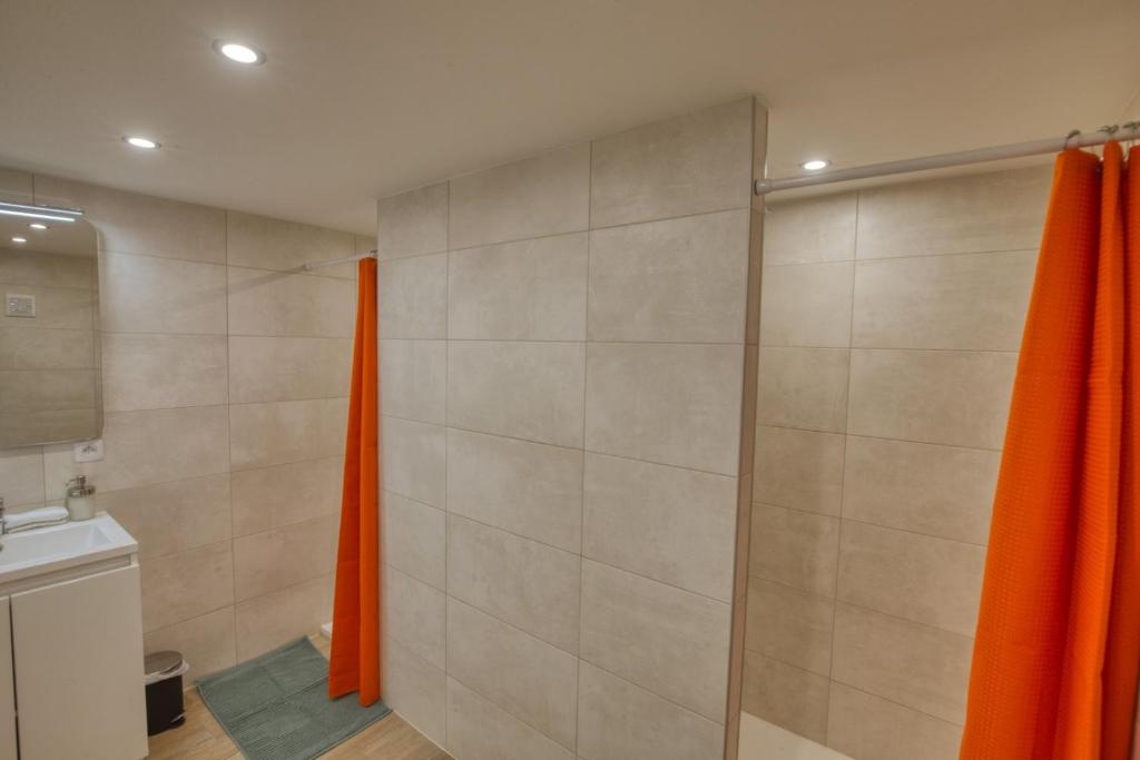 Fotografia z galérie ubytovania So Villa La Girardiere 28 - Heated pool - Basket - Jacuzzi - 2h Paris - 30 beds v destinácii La Loupe