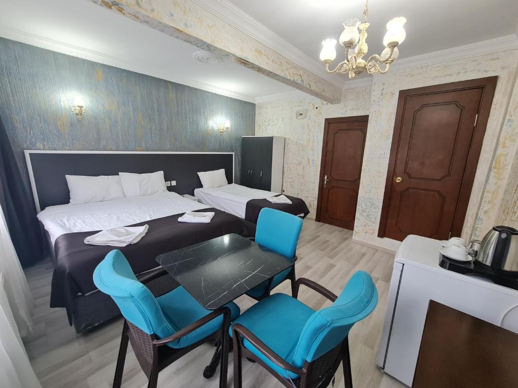 イスタンブールにあるLuxury grand bazaar suitesのベッド、テーブル、椅子が備わる客室です。