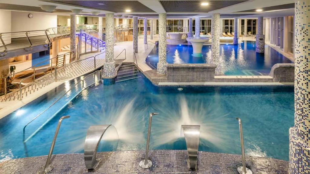 una gran piscina de agua azul en un hotel en Aparta o aporta, en Salou
