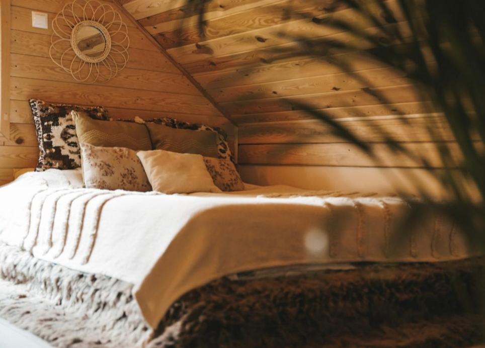 Łóżko lub łóżka w pokoju w obiekcie Ojcowski Zakątek-uroczy domek do wynajęcia