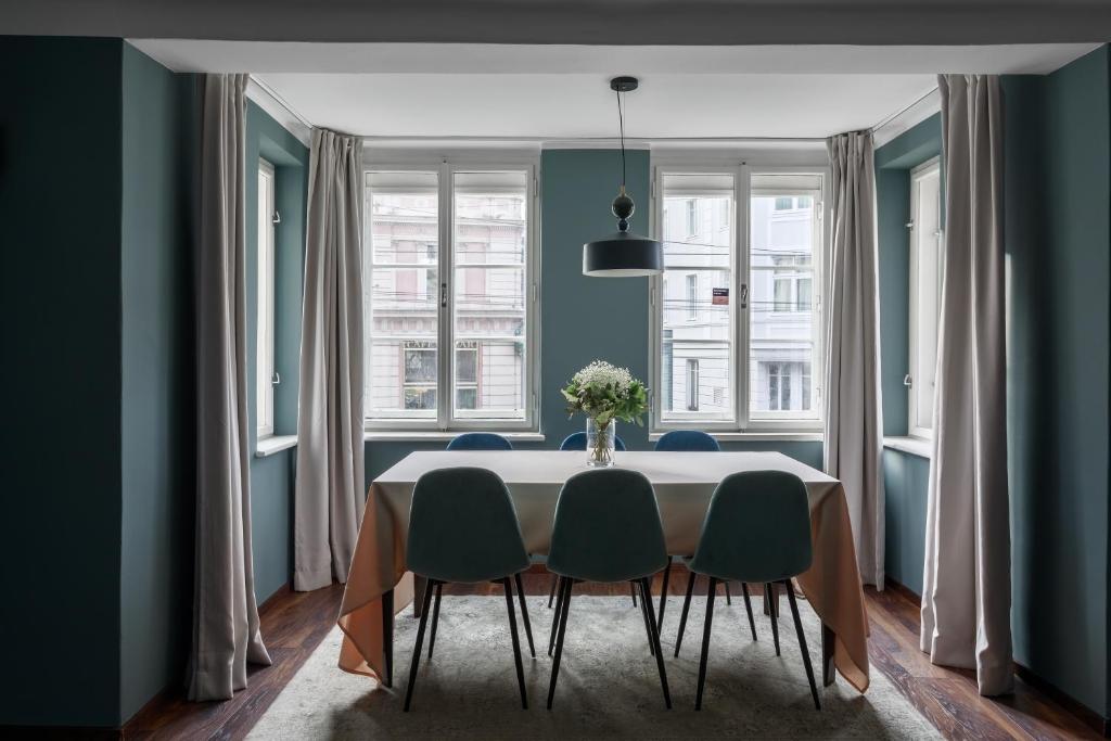 uma sala de jantar com uma mesa e quatro cadeiras em numa I Sonate Apartments em Salzburgo