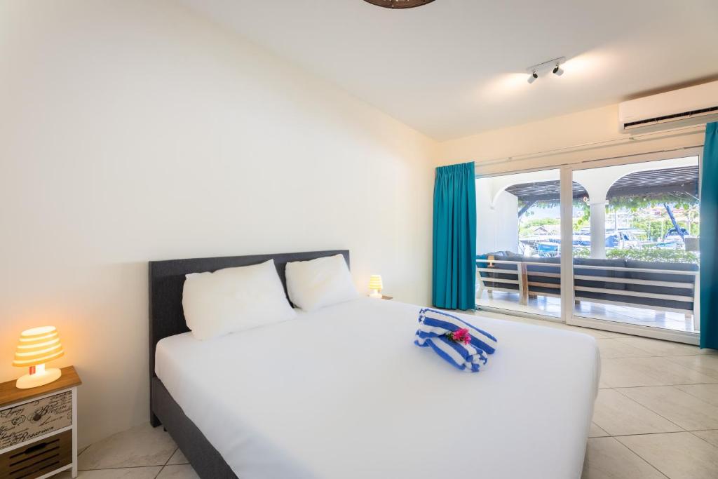 Postel nebo postele na pokoji v ubytování Spanish Water Marina Apartments