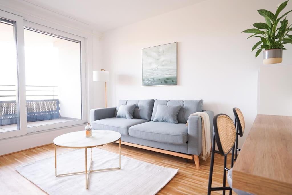 sala de estar con sofá y mesa en Bright & Wonderful Apartment at Oberlaa Therme, en Viena