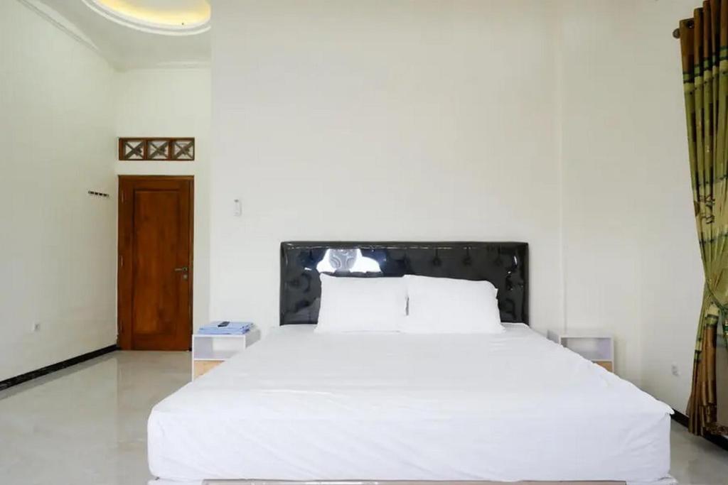 Letto o letti in una camera di Griya Mataram Kotagede Mitra RedDoorz