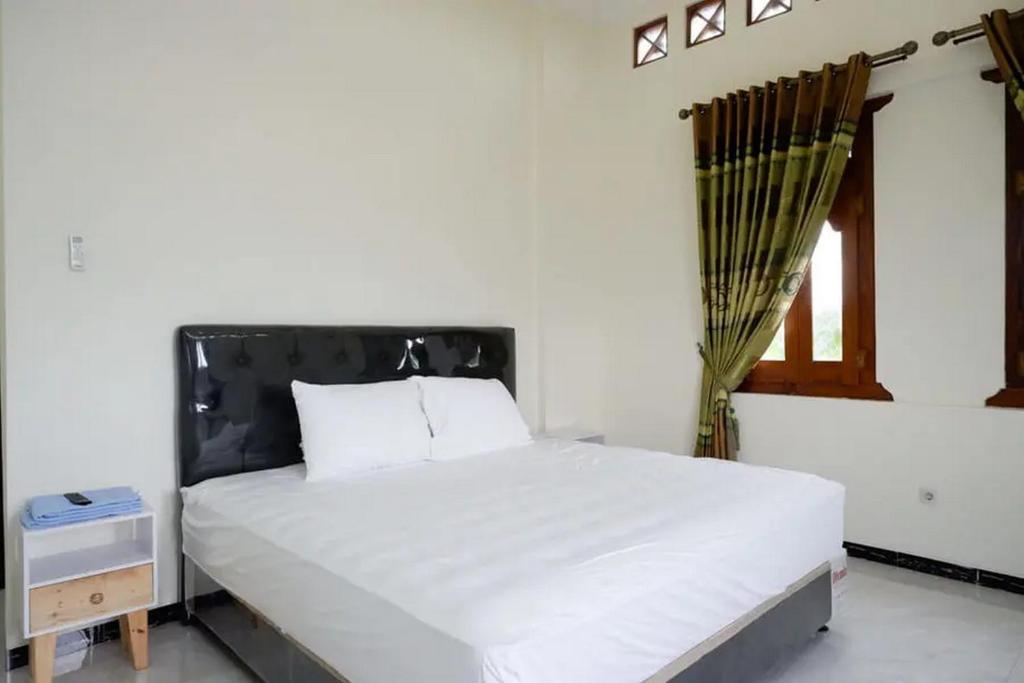 Letto o letti in una camera di Griya Mataram Kotagede Mitra RedDoorz