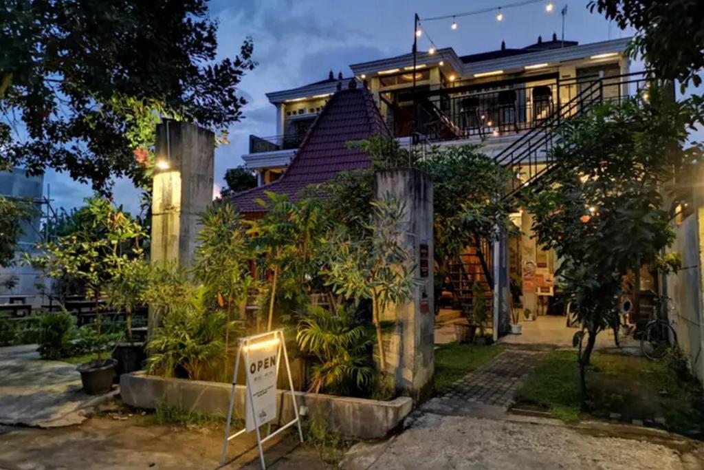 una casa con un cartello davanti di Griya Mataram Kotagede Mitra RedDoorz a Yogyakarta