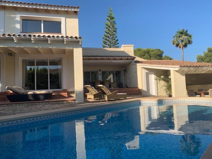 een huis met een zwembad voor een huis bij villa Altea con piscina privada in Bernia