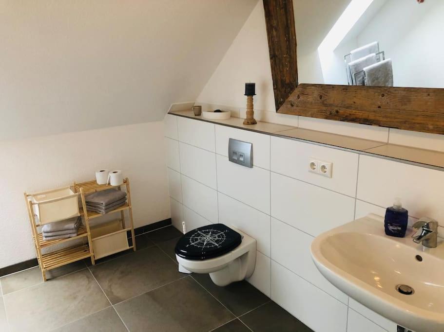 ein Bad mit einem WC und einem Waschbecken in der Unterkunft Holzmichl in Varel