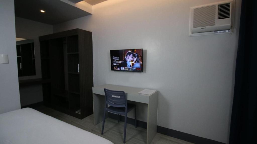 TV a/nebo společenská místnost v ubytování SANDS Hotel Nasugbu