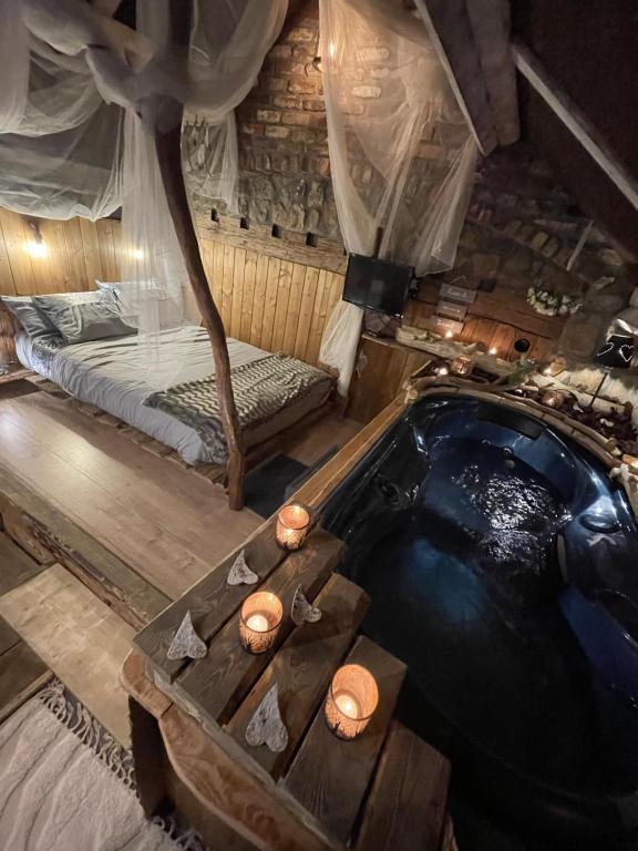 Zimmer mit Badewanne und Bett in der Unterkunft Au Bien-Etre D’Elise - Chambre d’hôte in Fayat