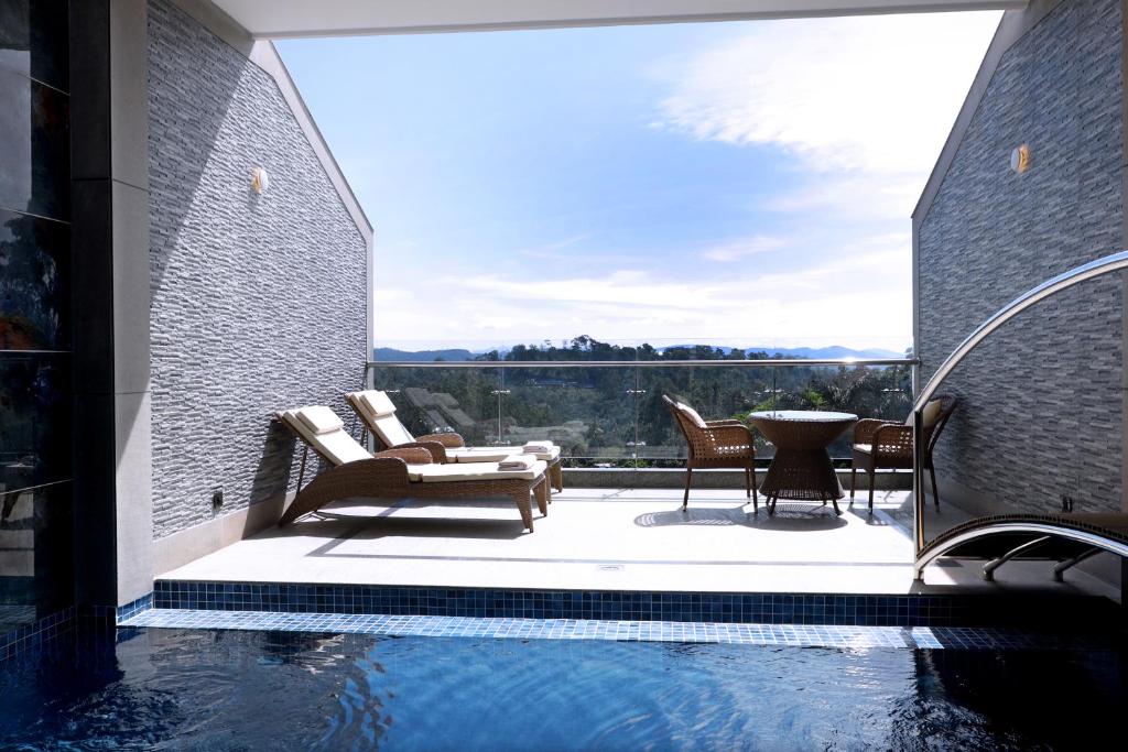 Bazén v ubytování Vibe Munnar Resort & Spa nebo v jeho okolí