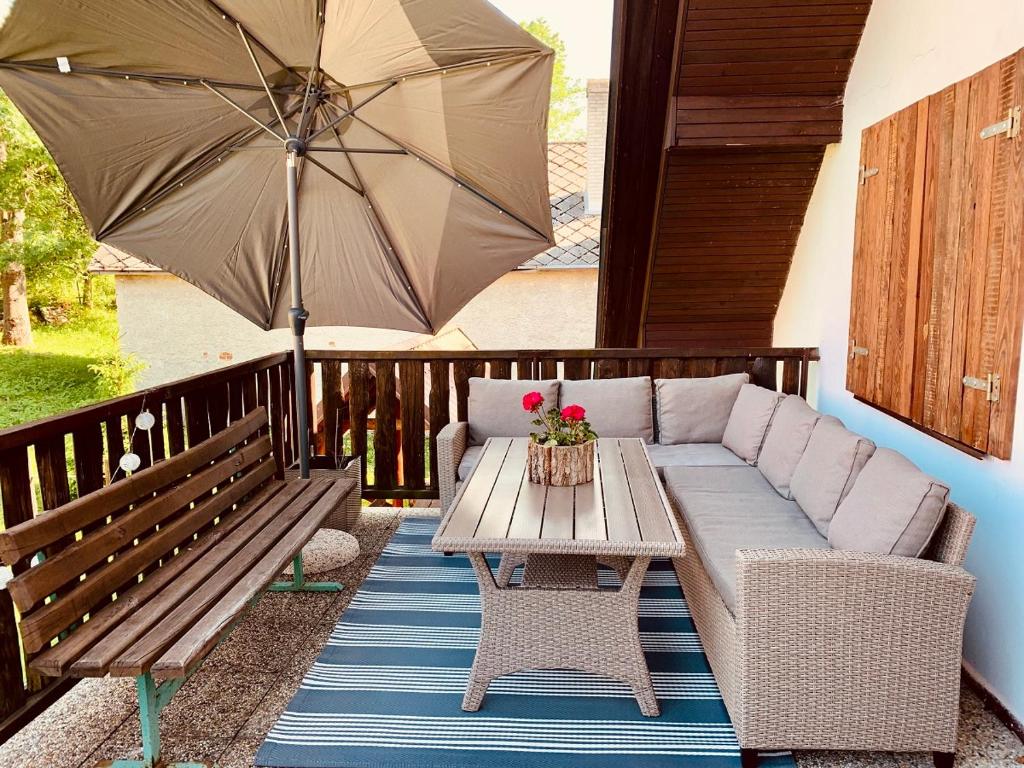 Posedenie v ubytovaní Chalupa Nad Lipou - Čičmany, turistika, sauna, krb