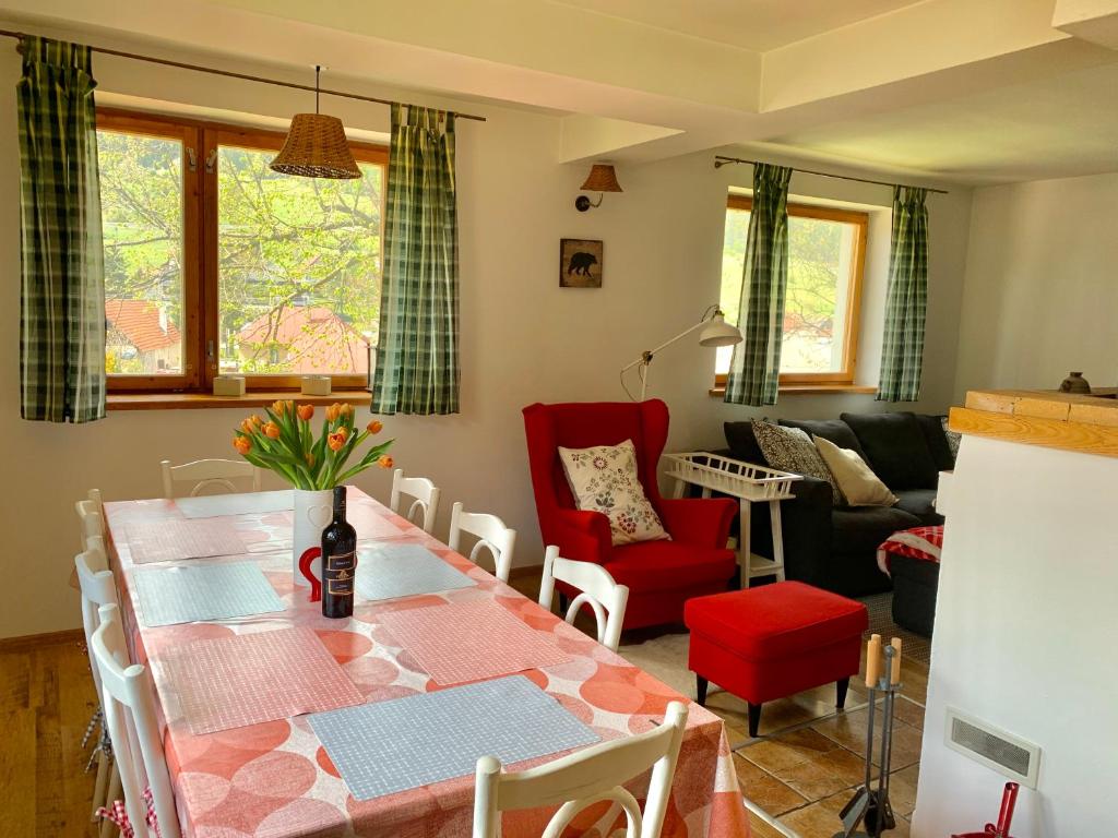 Posedenie v ubytovaní Chalupa Nad Lipou - Čičmany, turistika, sauna, krb