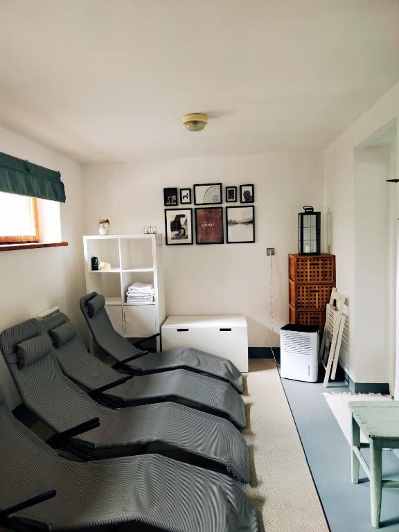 Posteľ alebo postele v izbe v ubytovaní Chalupa Nad Lipou - Čičmany, turistika, sauna, krb