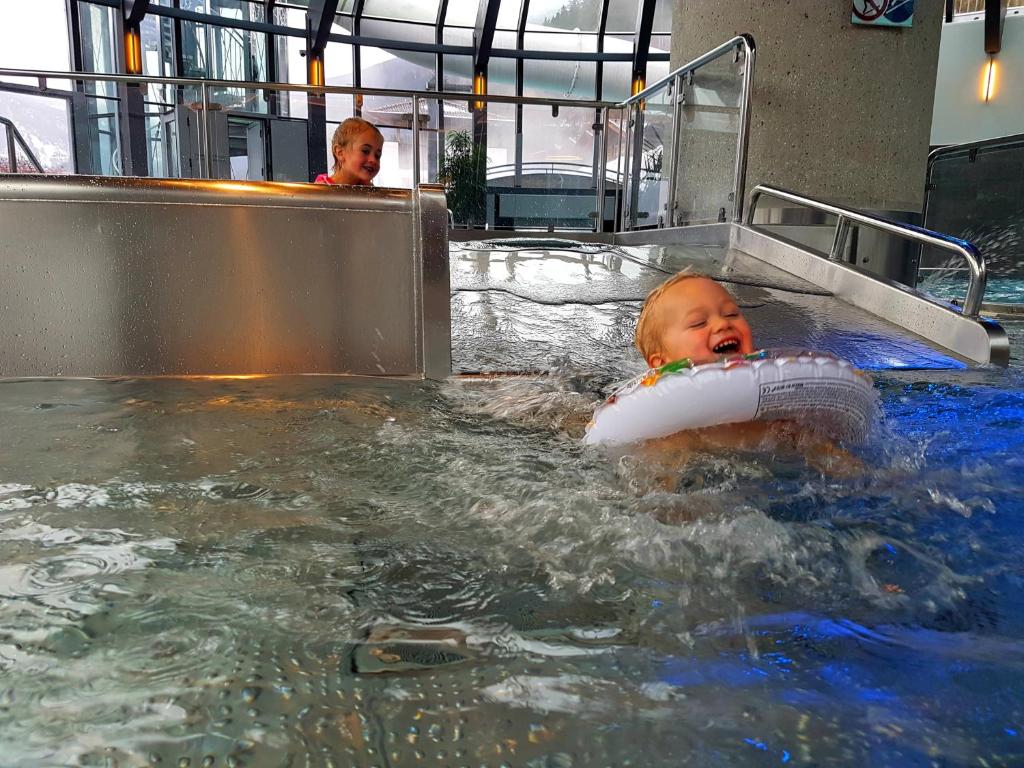 un bébé dans une piscine avec un dispositif flottant dans l'établissement Appartement Berge Leben, à Neukirchen am Großvenediger