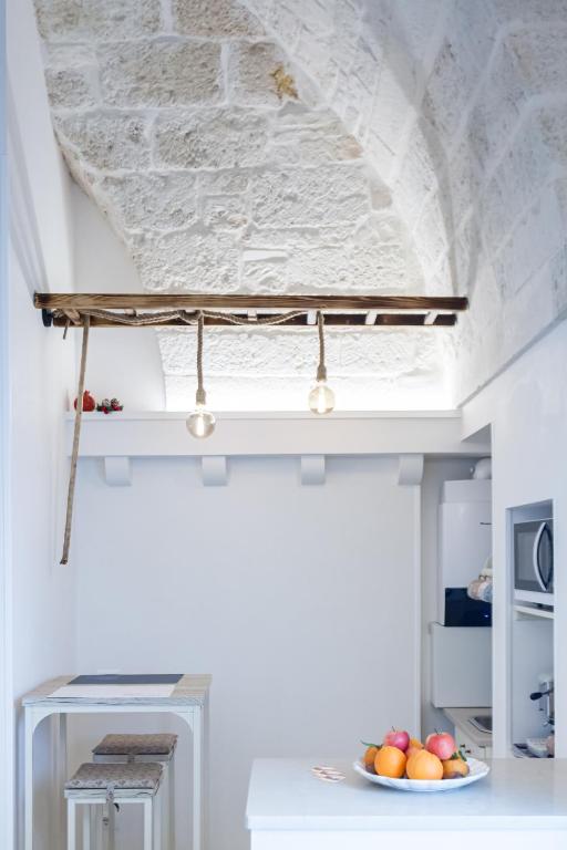 un piatto di frutta su un tavolo sotto il soffitto di Suite Dantè - Typical Apulian Rooms a Cisternino