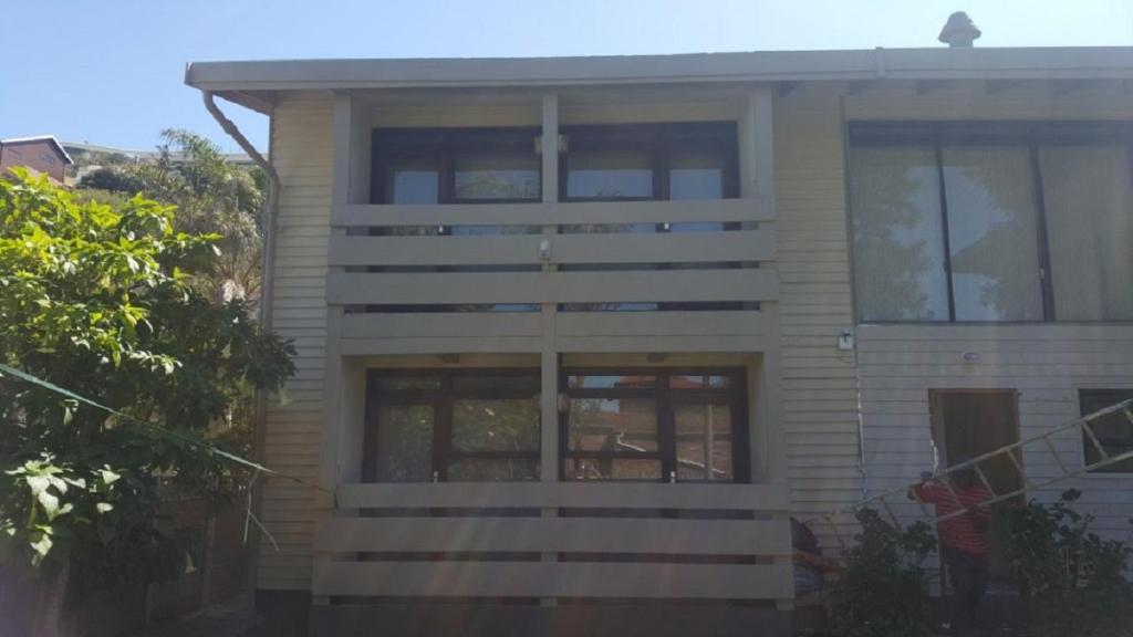 ein Haus mit einer Treppe davor in der Unterkunft 24 Outeniqua Bluff Outeniqua Strand Glentana x 3 Units in Outeniqua Strand