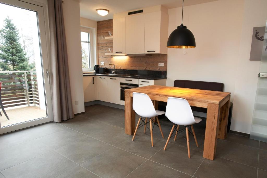 A kitchen or kitchenette at Ski & Golf Suites Zell am See by Alpin Rentals - incl Summercard
