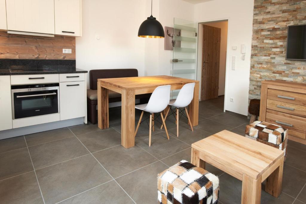 A kitchen or kitchenette at Ski & Golf Suites Zell am See by Alpin Rentals - incl Summercard