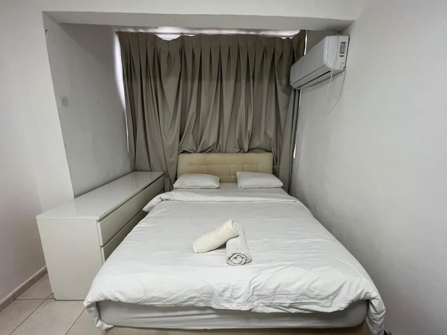 ein kleines Bett mit zwei Handtüchern darüber in der Unterkunft Beach front! 2 bedrooms right on the boardwalk in Tel Aviv
