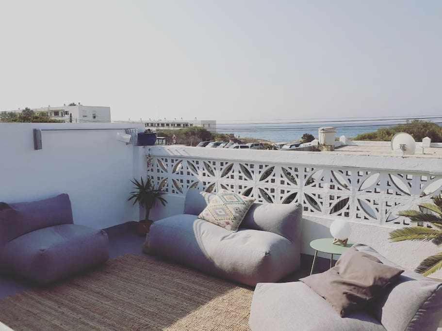 patio con divani e vista sull'oceano di Ocean view a Los Caños de Meca