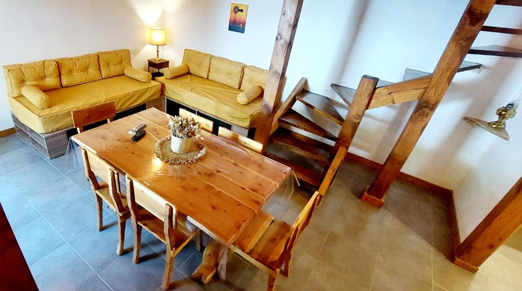 sala de estar con mesa de madera y sofá en Los Molinos San Martin de los Andes en San Martín de los Andes