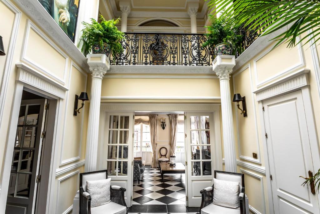 a hallway with a black and white checkered floor at Casa Valdes in Marbella