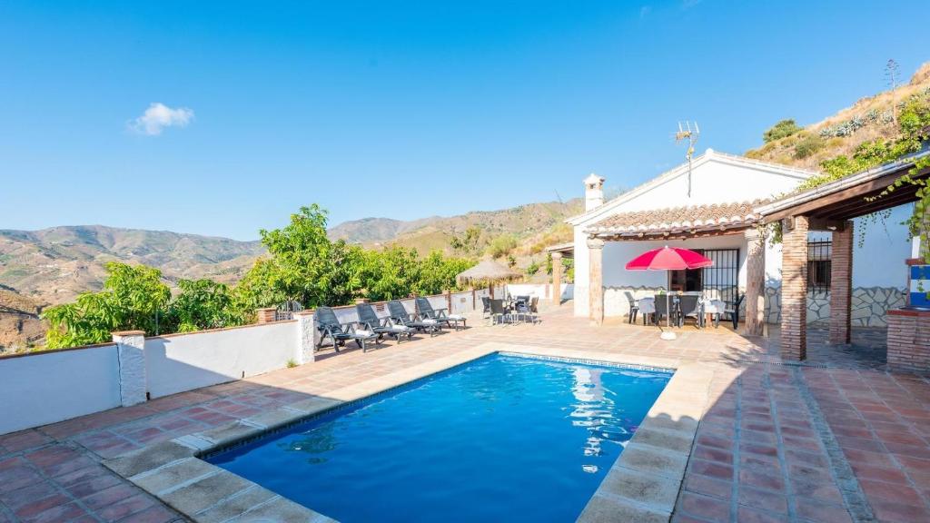 ein Haus mit einem Pool und einer Terrasse in der Unterkunft Casa El Cerro El Borge by Ruralidays in Borge