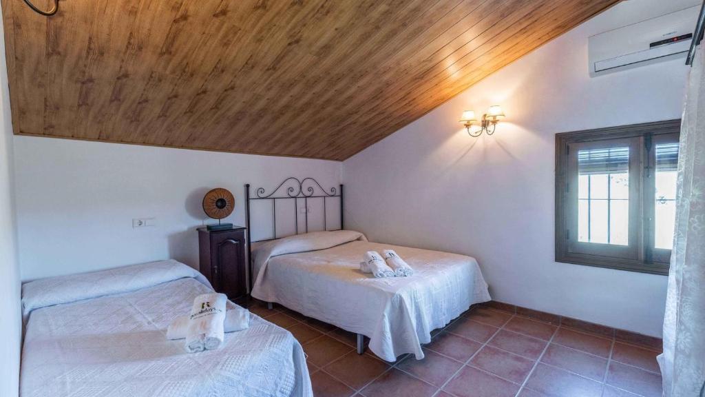 Łóżko lub łóżka w pokoju w obiekcie Casa Rural Huertas del Rio Archidona by Ruralidays