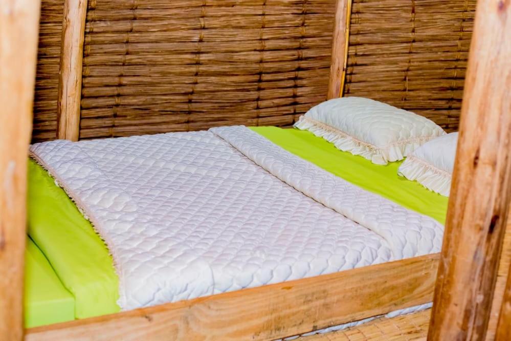 GabegiにあるKitabi EcoCenterの木製ベッド(枕2つ付)