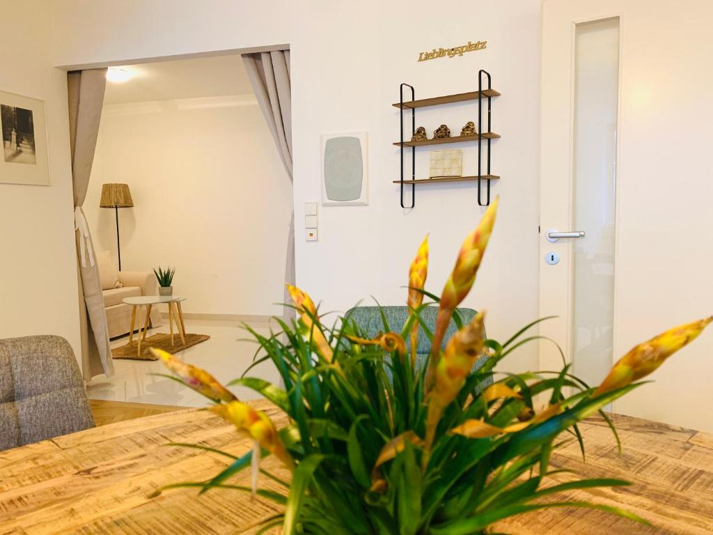 ein Esszimmer mit einem Tisch und einer Pflanze in der Unterkunft Ruhige Wohnung im Gasometer Wien *WIFI*U3*Netflix* in Wien