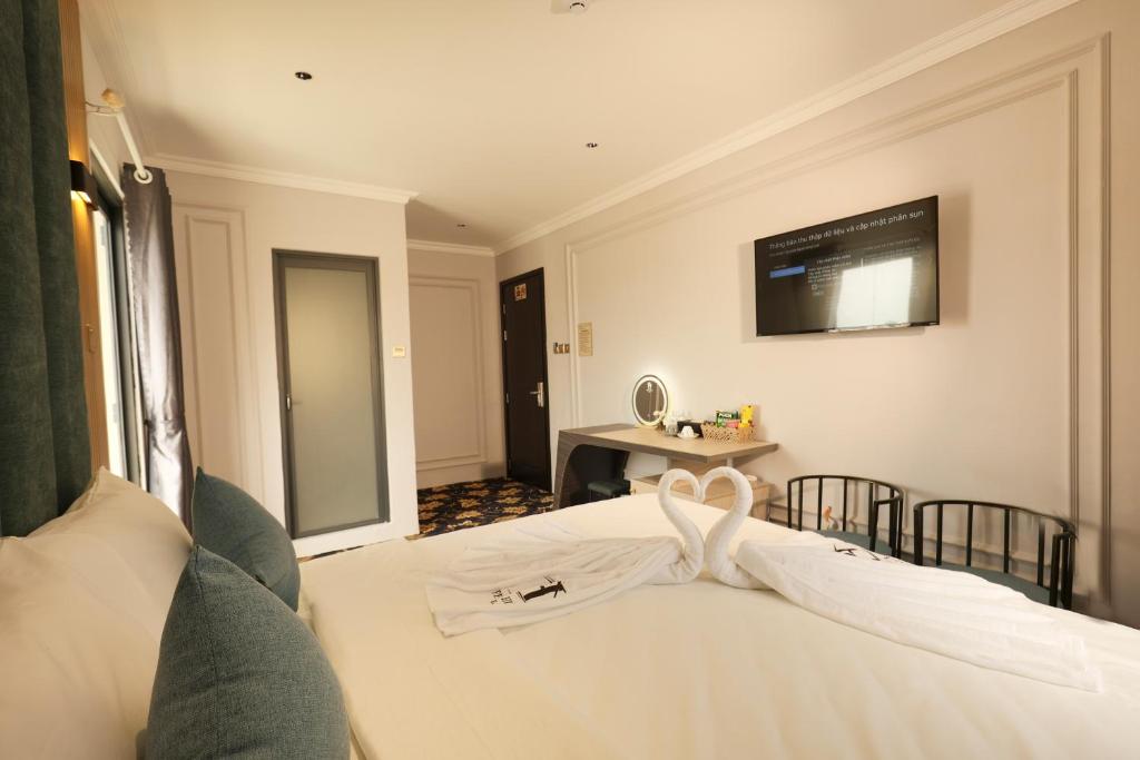 a hotel room with a bed and a television at Phước Hưng 3 Hotel in Vĩnh Long