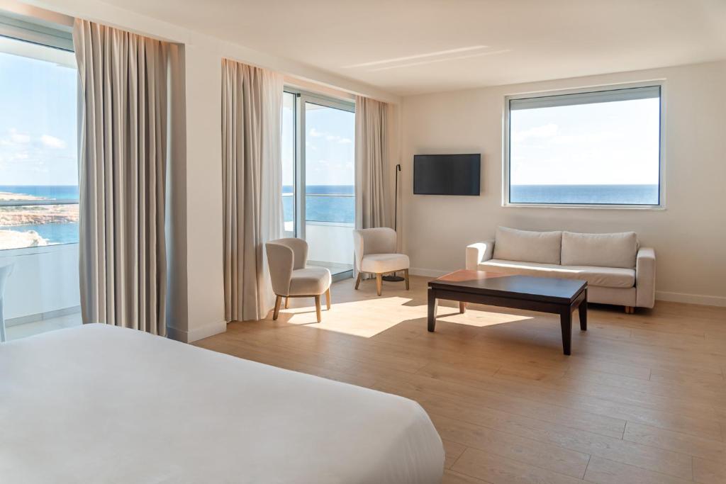 Grecian Sands Hotel - 