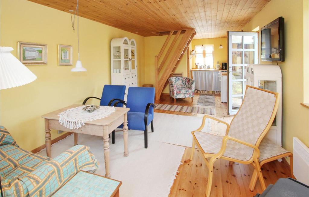 Posezení v ubytování Amazing Apartment In Samsø With 1 Bedroom