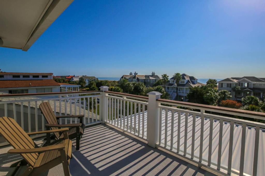 balcón con 2 sillas y vistas al océano en Sea Gem en Isle of Palms