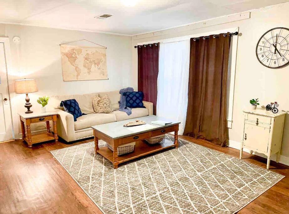 ein Wohnzimmer mit einem Sofa und einem Couchtisch in der Unterkunft 3 Bedroom Home Away From Home. in West Monroe